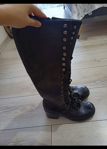 Siyah Deri Gotik Tokalı Dizüstü Kadın Çizme