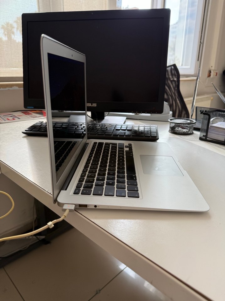 Gri Apple  MacBook Air 13.3 inç 8/128 dizüstü bilgisayar  - Görsel 3