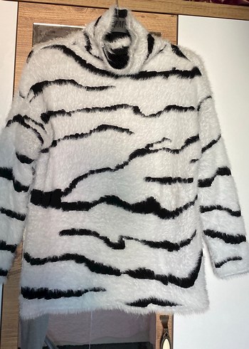 Kadın Beyaz Siyah Zebra Desenli Uzun Kollu Kazak