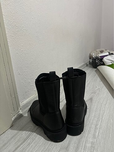 Beden siyah Renk Ürün sadece 1 kez giyildi alış veriş zamanında ürün hiç bir yer