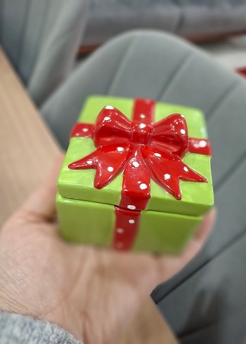 Kırmızı Kurdeleli Yeşil Seramik Hediye Kutusu - Görsel 2