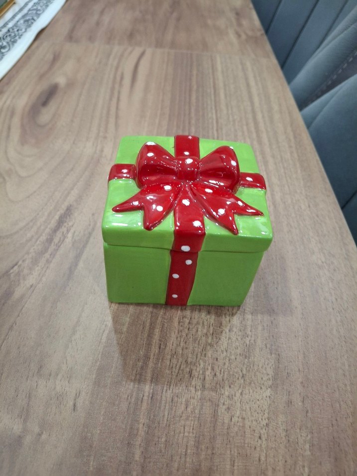 Kırmızı Kurdeleli Yeşil Seramik Hediye Kutusu - Görsel 4