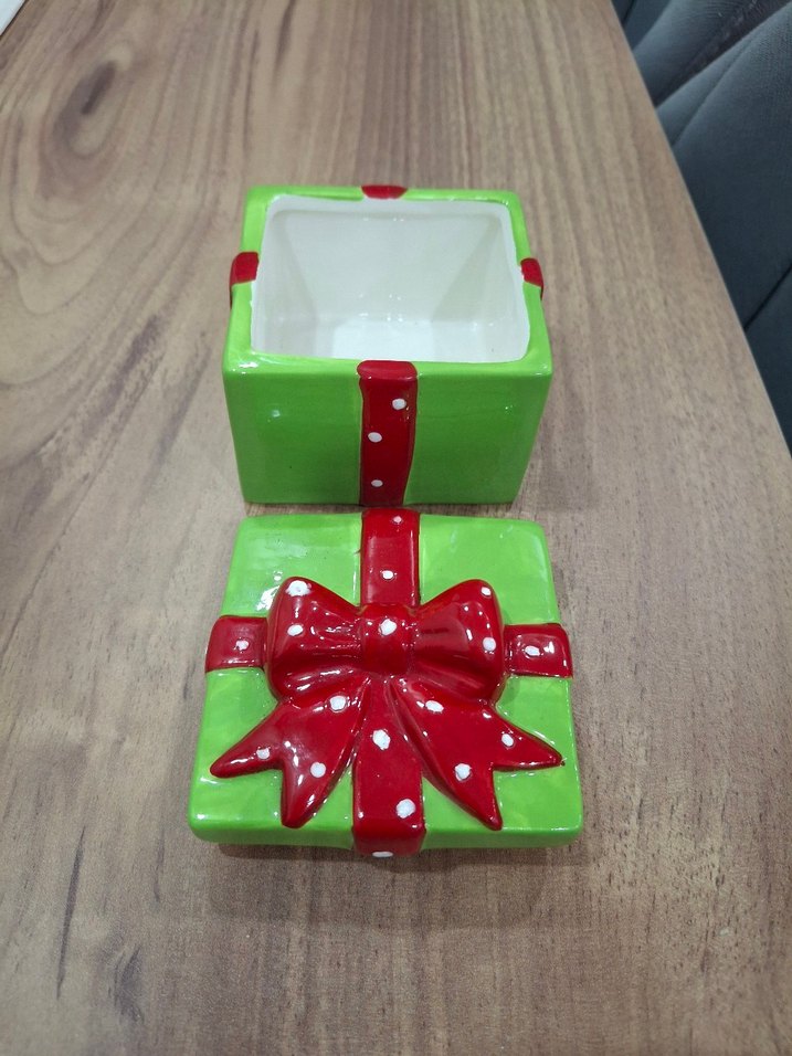 Kırmızı Kurdeleli Yeşil Seramik Hediye Kutusu - Görsel 5