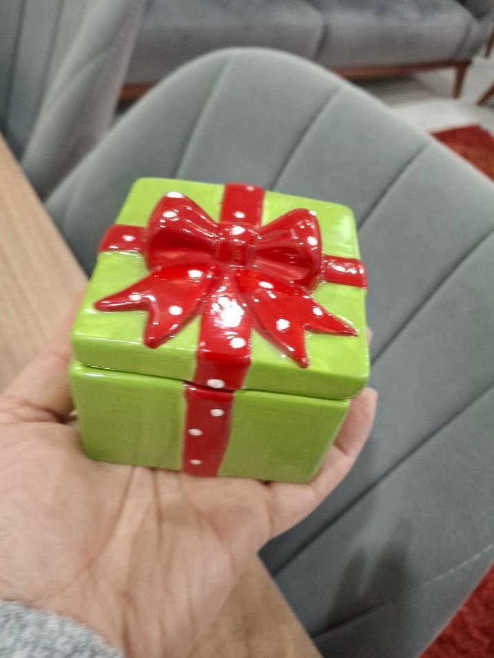 Kırmızı Kurdeleli Yeşil Seramik Hediye Kutusu - Görsel 3