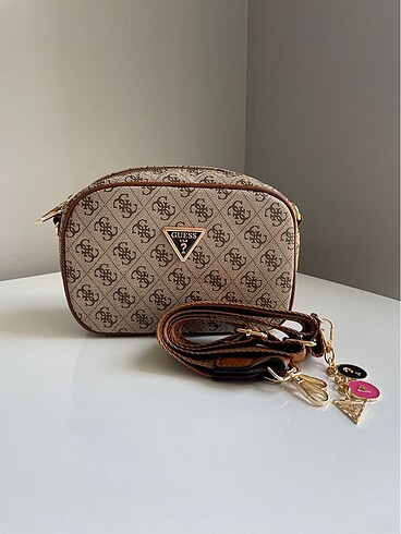 guess charm detaylı çanta
