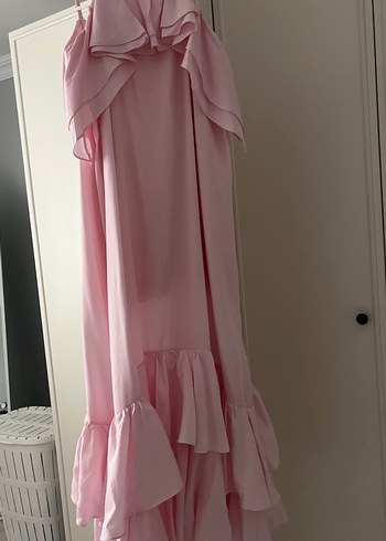 Pembe Uzun Fırfırlı Straplez Elbise