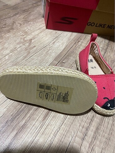 19 Beden kırmızı Renk H&M kız bebek ayakkabısı 18-19