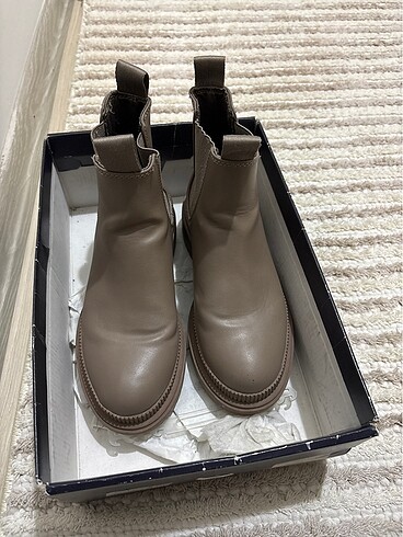 H&M 35 numara bot