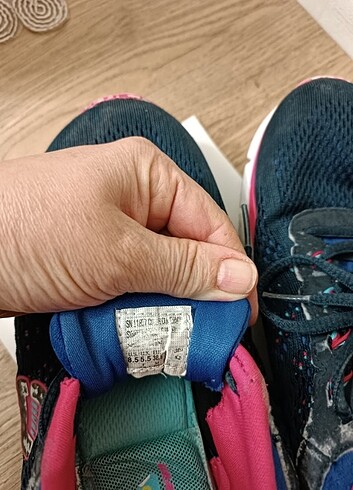 Skechers Az kullanılmış.