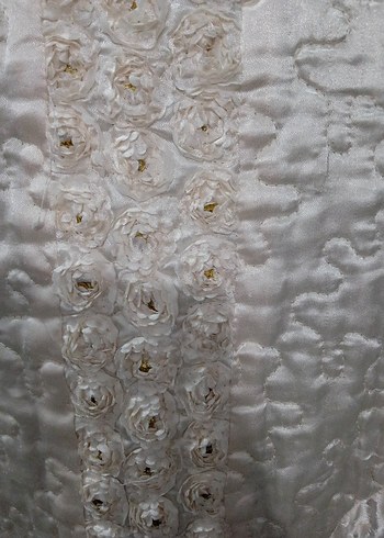 İşlemeli Beyaz Parlak Yatak Örtüsü - Görsel 3