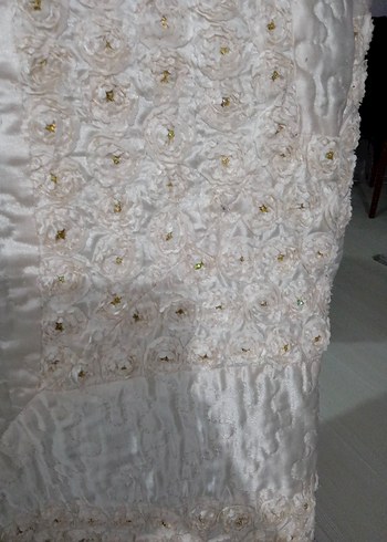 İşlemeli Beyaz Parlak Yatak Örtüsü - Görsel 2