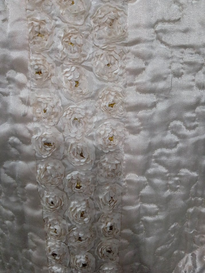 İşlemeli Beyaz Parlak Yatak Örtüsü - Görsel 3