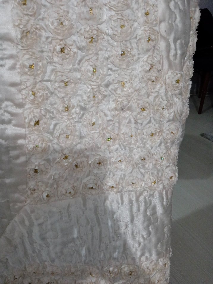 İşlemeli Beyaz Parlak Yatak Örtüsü - Görsel 2