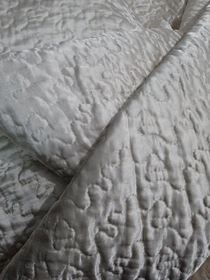 İşlemeli Beyaz Parlak Yatak Örtüsü - Görsel 4