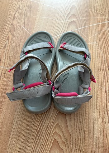 Pembe Detaylı Gri Kadın Dolgu Topuklu Sandalet - Görsel 2