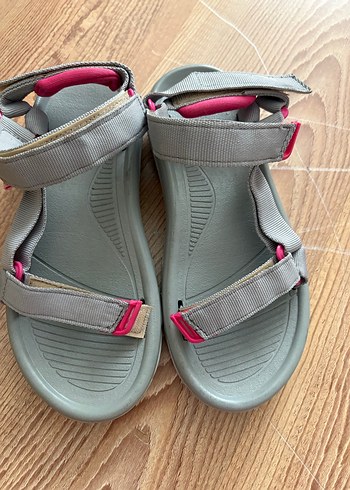 Pembe Detaylı Gri Kadın Dolgu Topuklu Sandalet - Görsel 4