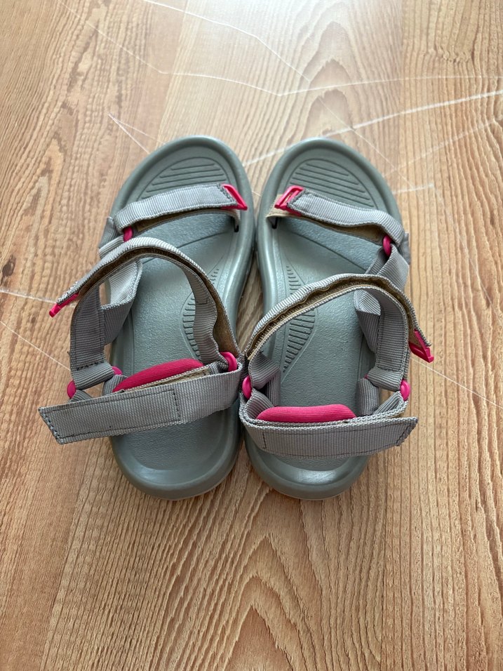 Pembe Detaylı Gri Kadın Dolgu Topuklu Sandalet - Görsel 2