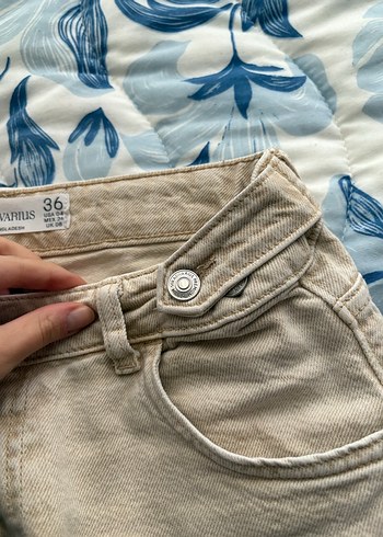 Düğmeli Beyaz Bol Kesim Midi Kot Pantolon - Görsel 5