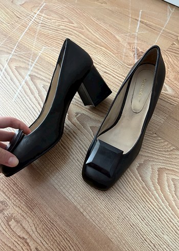 Siyah Tokalı Kadın Klasik Topuklu Ayakkabı - Görsel 4