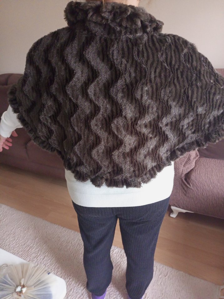 Kürk Detaylı Kadın Midi Boy Suni Kürk Pelerin - Görsel 2