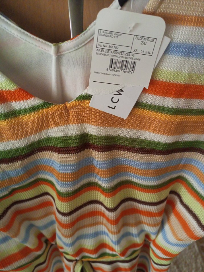 V Yaka Çok Renkli ELBİSE 2 XL LC WAİKİKİ SIFIR ETİKETLİ - Görsel 2