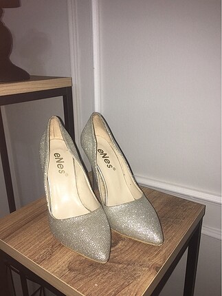 Gri simli stiletto