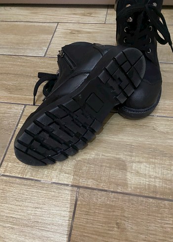 Siyah Bağcıklı  Bot - Görsel 3