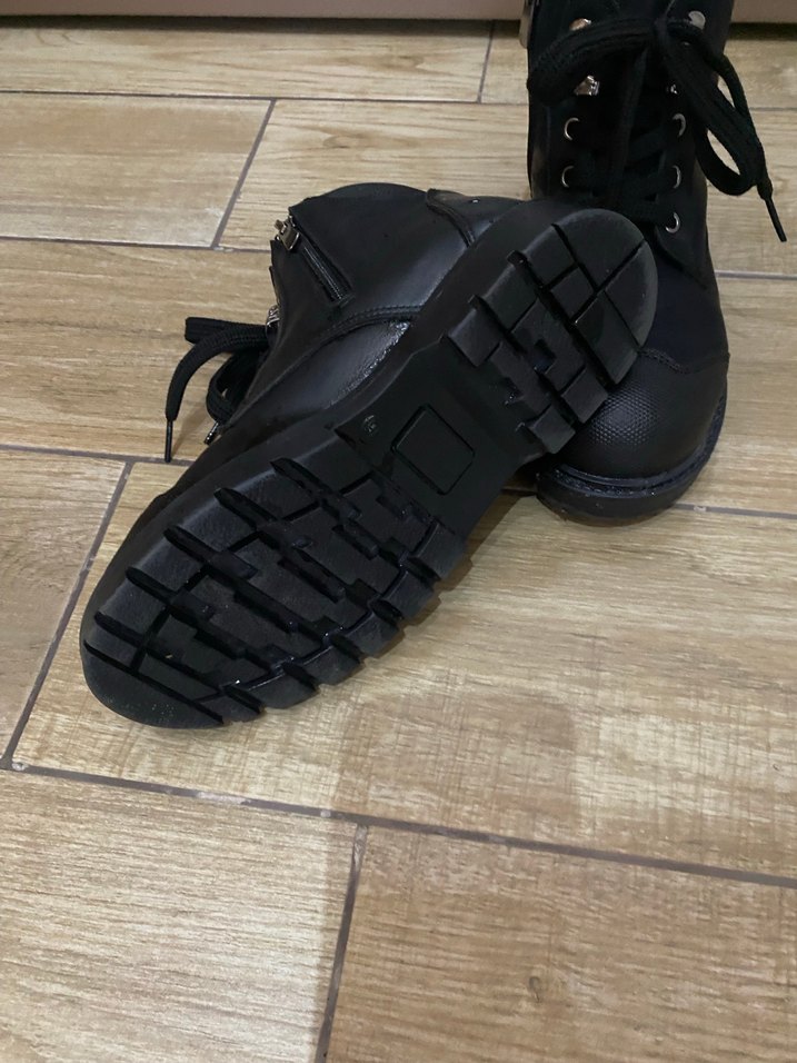 Siyah Bağcıklı  Bot - Görsel 3