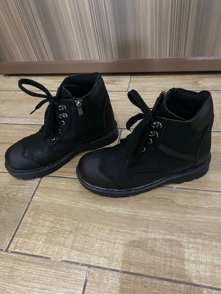 Siyah Bağcıklı  Bot - Görsel 2