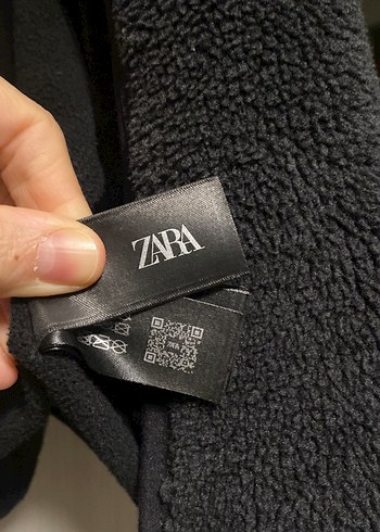 Orjinal zara marka
Siyah Fermuarlı Yüksek Yakalı polar mont - Görsel 2