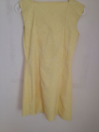 Tasarımcı Kısa sarı kendinden desenli elbise