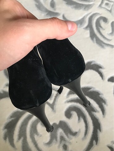 Zara Ayakta durusu bu şekilde ama benim ayaklarım olmuyor artık