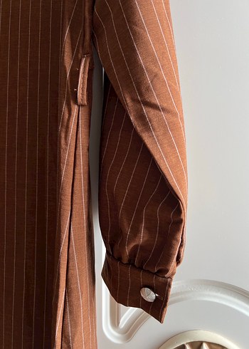 Düğmeli Uzun Kahverengi Elbise - Görsel 4