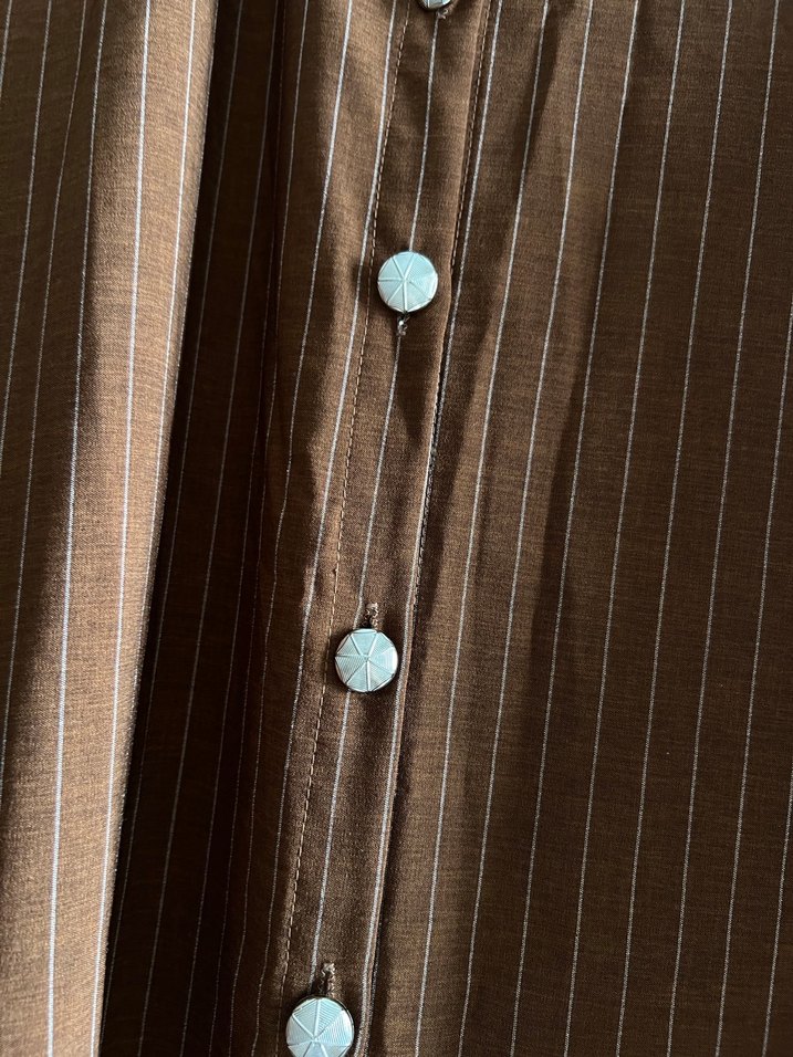 Düğmeli Uzun Kahverengi Elbise - Görsel 3