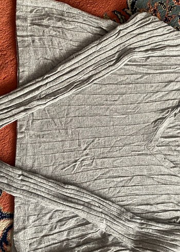 Gri V Yaka Kısa Kollu Keten Bluz - Görsel 2