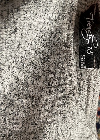 Gri V Yaka Kısa Kollu Keten Bluz - Görsel 5