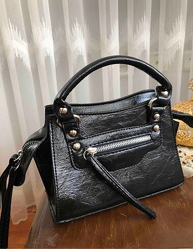 Bershka Çapraz Askılı Çanta