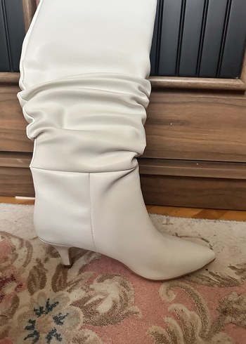 Beyaz Deri Topuklu Çizmeler - Görsel 2