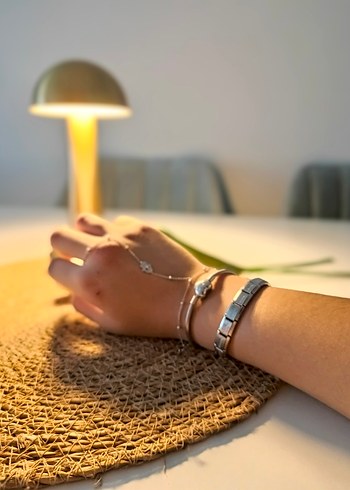 Zincir Detaylı Altın Renkli Kadın El Zinciri - Görsel 3