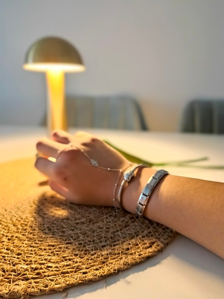 Zincir Detaylı Altın Renkli Kadın El Zinciri - Görsel 3