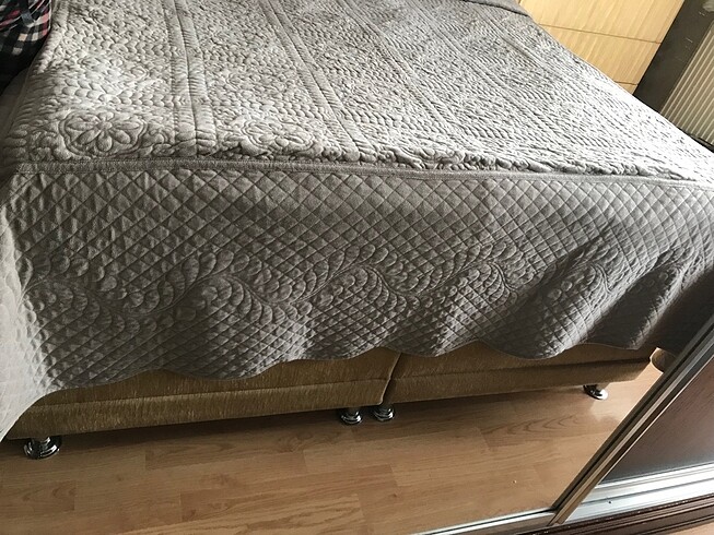 English Home Yatak örtüsü ve pike olarak düşünülebilir