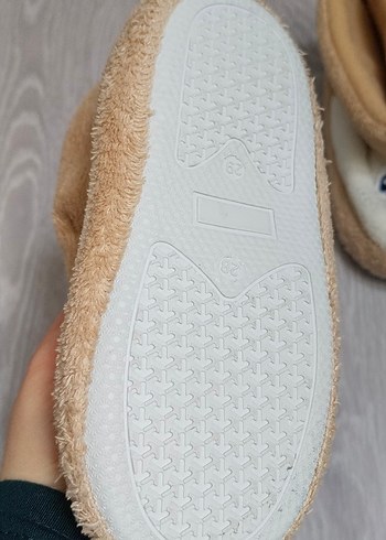 Kızlar için Nakışlı Kürklü Bej Ev Terliği - Görsel 3