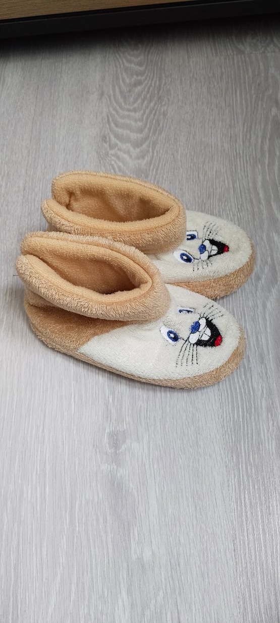 Kızlar için Nakışlı Kürklü Bej Ev Terliği - Görsel 2