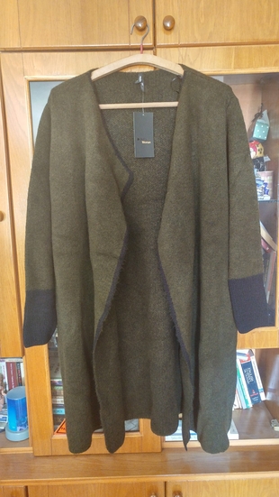 DEFACTO marka uzun kışlık hırka.YENİ VE ETİKETLİDİR. Boyu 97cm .