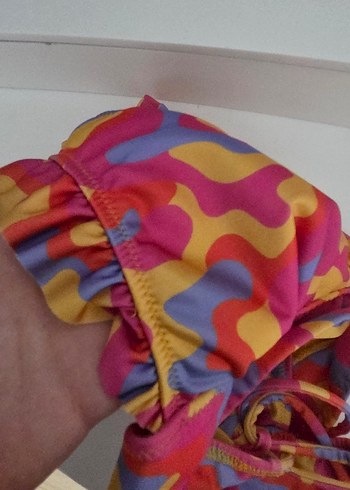 Renkli Tie-Dye Volanlı Mini Bikini Üstü - Görsel 3