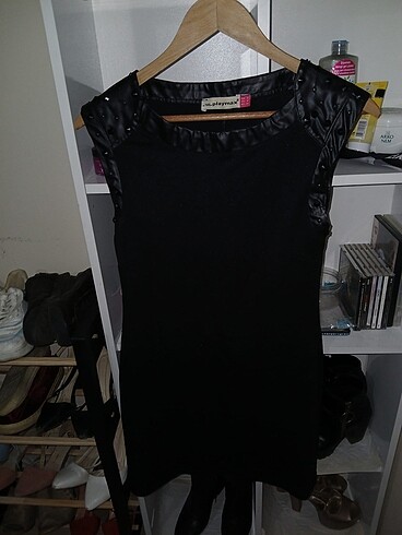 Siyah omzu deri ve zımba detaylı elbise
