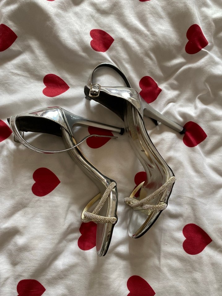 Beyaz Parlak Tokalı İnce Topuklu Kadın Ayakkabı - Görsel 3