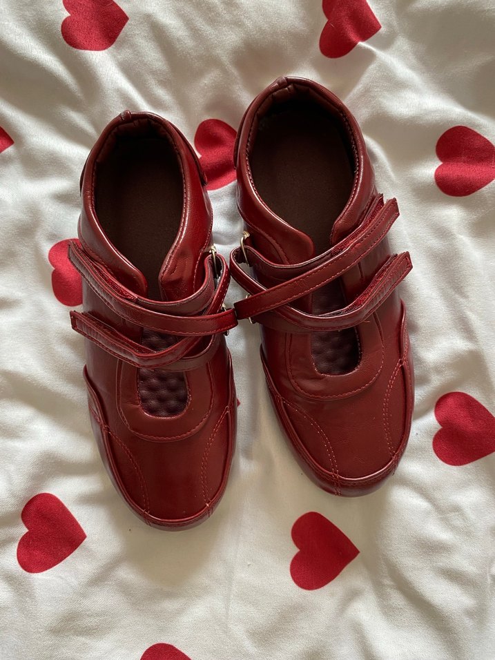 Kırmızı ayakkabi - Görsel 2