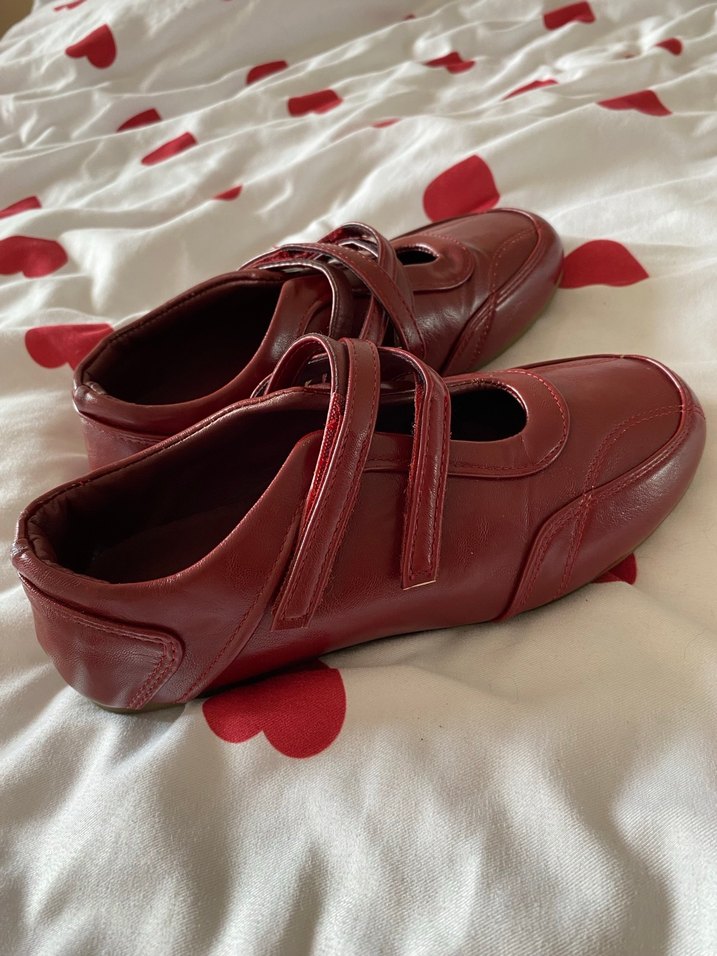 Kırmızı ayakkabi - Görsel 3