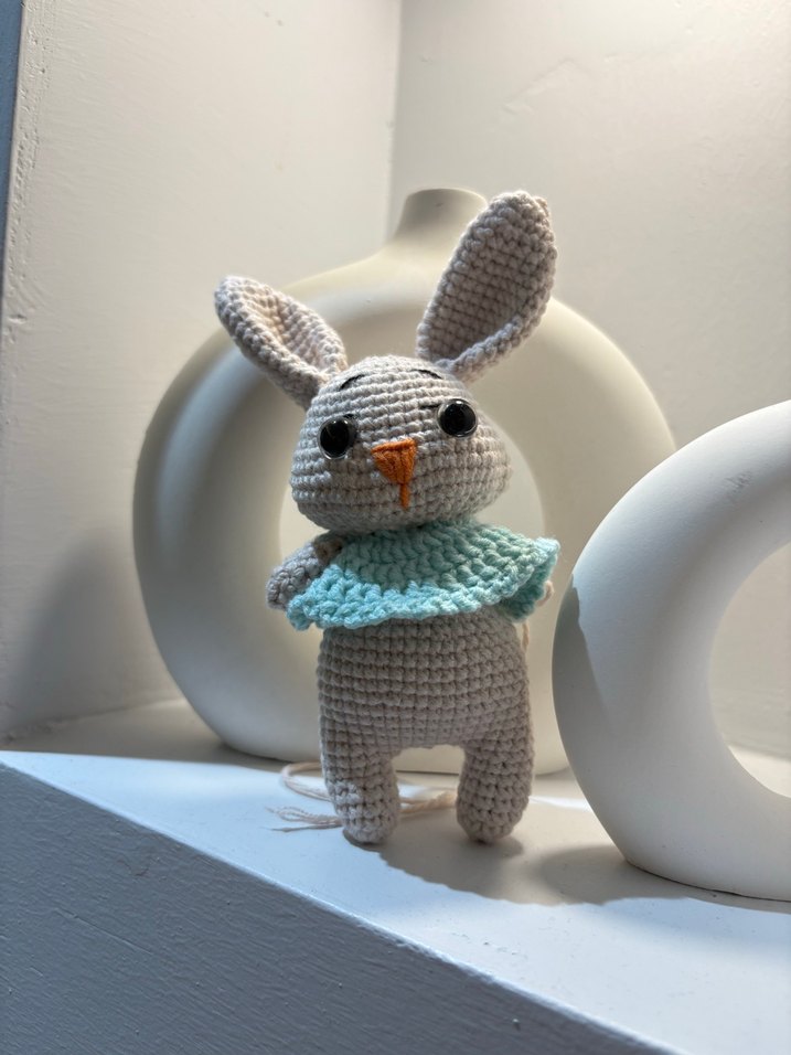 El Örgüsü Tavşan Peluş Oyuncak - Görsel 2